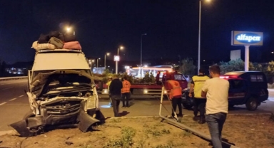 Minibüs ile otomobil çarpıştı: 16 yaralı