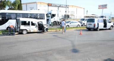 Minibüs ile ticari araç çarpıştı