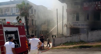 Mobilya deposunda yangın çıktı, bina sakinleri çatıya kaçtı 