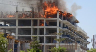 Otel inşaatında yangın