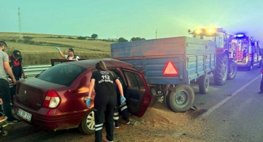  Otomobil traktöre arkadan çarptı