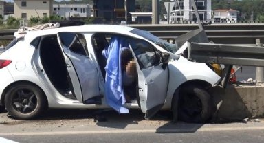  Otomobille bariyere çarptı