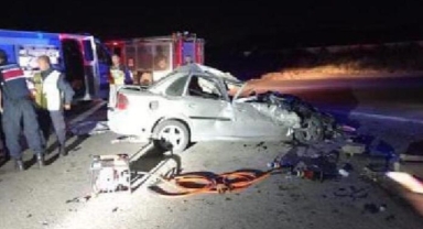 Otomobille komyonet çarpıştı; 2 ölü, 3 yaralı