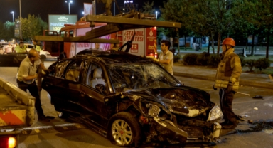 Otomobiller birbirine girdi