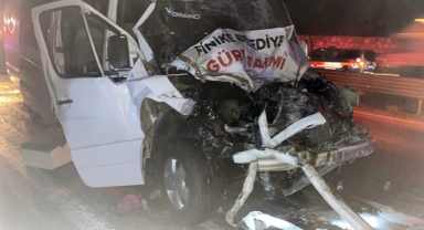 Pehlivanları taşıyan minibüs TIR'a çarptı