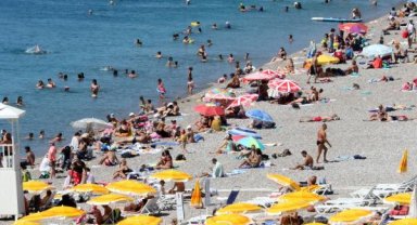 Rüzgarda kıyıya dönemeyen kanoculara deniz polisinden yardım