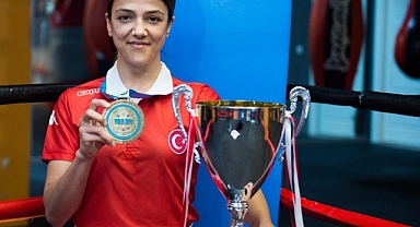 Şampiyon Emine Arslan