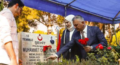 Şehitlikteki kabirlere karanfil bırakıldı