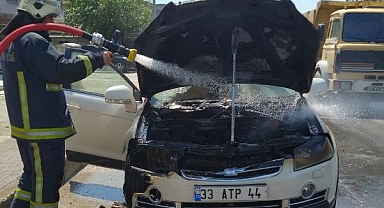 Seyir halindeki otomobil birden alev aldı