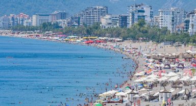 Sıcaklık 42 dereceyi gördü; sahiller doldu