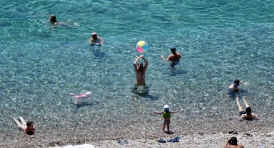 Sıcaktan bunalanlar sahile akın etti 