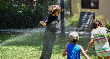 Sıcaktan bunalanlar fıskiye ile serinlediler
