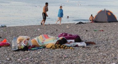 Sıcaktan bunalanlar sahilde uyudu