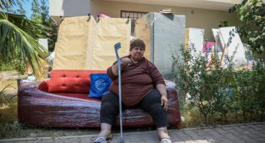 Tahliye edildi, sokakta kanepede kalıyor