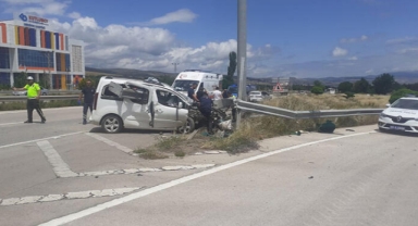 Ticari araç bariyere saplandı