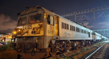 Tren raylarının altında kaldı