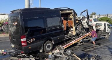 Tur minibüsü TIR'a çarptı: 2 ölü, 10 yaralı