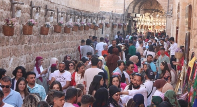 Turist akını; günde 10 bin kişi ziyaret ediyor