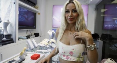 Turistin ay yıldızlı, nazar boncuklu altın kolye sevgisi