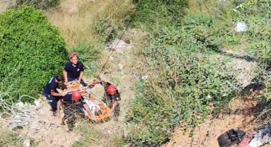 Uçurumdaki paraşütçüyü, itfaiye kurtardı