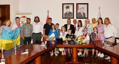 Ukraynalı yetimleri makamında ağırladı