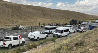 Van'da askeri araçla otomobil çarpıştı, bir kişi öldü, 12 asker yaralandı