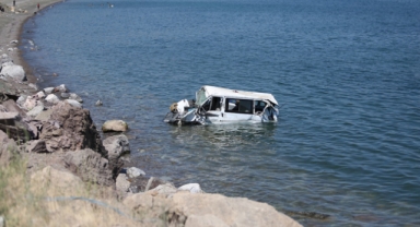 Van Gölü'ne düşen minibüsteki 11 kişi yaralandı