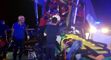 Yolcu otobüsü beton mikserine çarptı; 44 yaralı