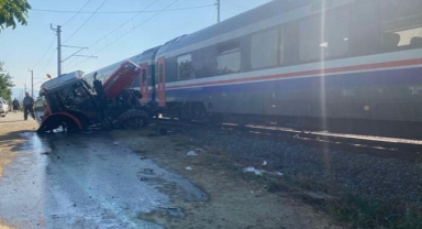 Yolcu treni, kontrolsüz hemzemin geçitte traktöre çarptı
