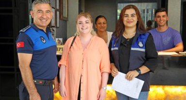 Zabıtalar, kaybolan çantayı turiste iade etti!