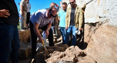 2'nci yüzyıla ait heykel ve friz parçaları bulundu