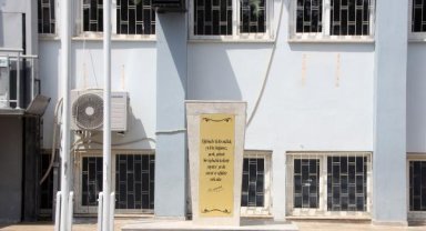 Atatürk büstüne balyozla zarar verdi