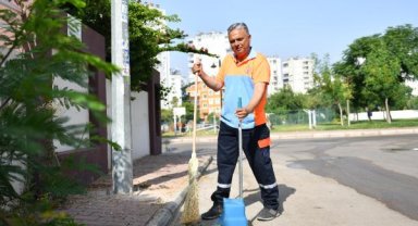 Başkan Uysal sokakları süpürdü