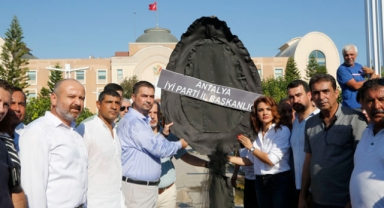 Belediye önüne siyah çelenk bıraktılar