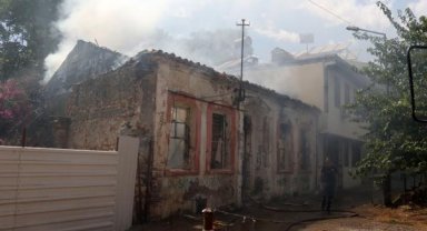 Bir tarihi ev daha yandı 