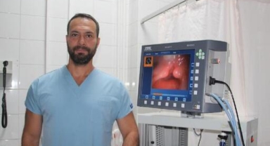 Boğazına saplanan 5 santimlik çivi çıkarıldı