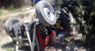 Devrilen traktörün sürücüsü öldü