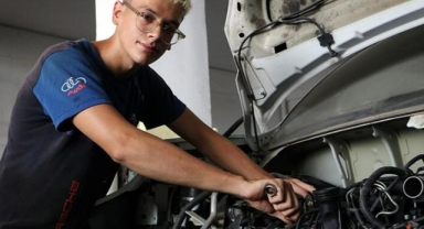 Dünya şampiyonu ailesine destek için tamircilik yapıyor