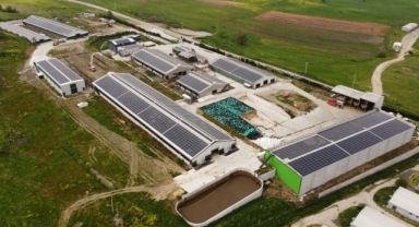 GES panelleri fabrika çatısında 