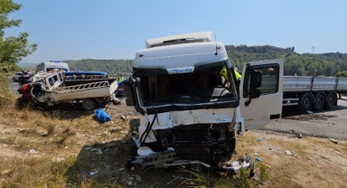  Kamyonetle tırın çarpıştığı kazada 2 kişi öldü