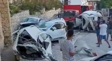 Kaş'ta Mikser aracı devrildi, araçlar kullanılamaz hale geldi