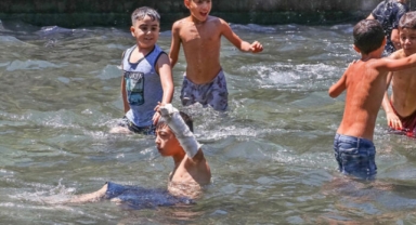 Kolundaki alçıya rağmen süs havuzuna girdi