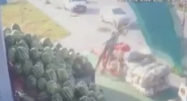 Manav çalışanı havalanan şemsiyesiyle uçtu