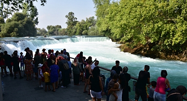  Manavgat Şelalesi'nden gelen serinlik