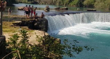 Manavgat Şelalesi'nde ölümüne serinlik