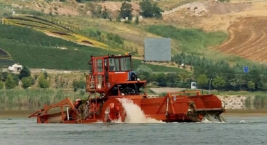 Mogan Gölü'nde dip çamuru temizliği 