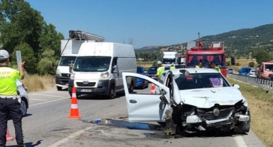 Otomobil bariyerlere çarptı