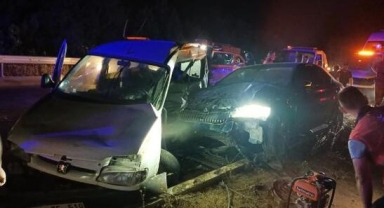 Otomobil ile hafif ticari araç çarpıştı