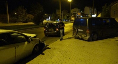 Park halindeki araçlara çarptı