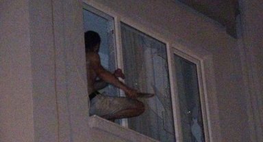 Pencerede bıçakla polise direndi, müdahale sonrası düşüp yaralandı